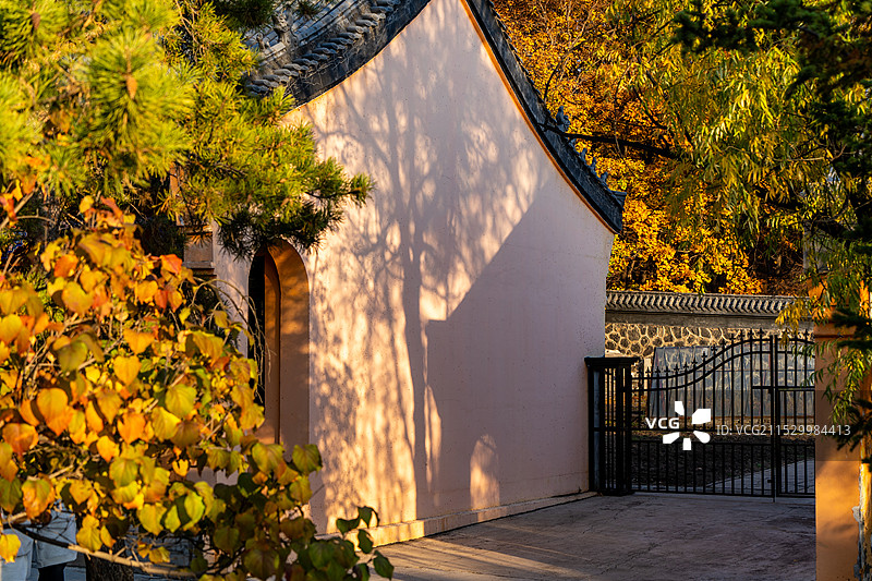 深秋时节药泉山风景区的钟灵寺图片素材