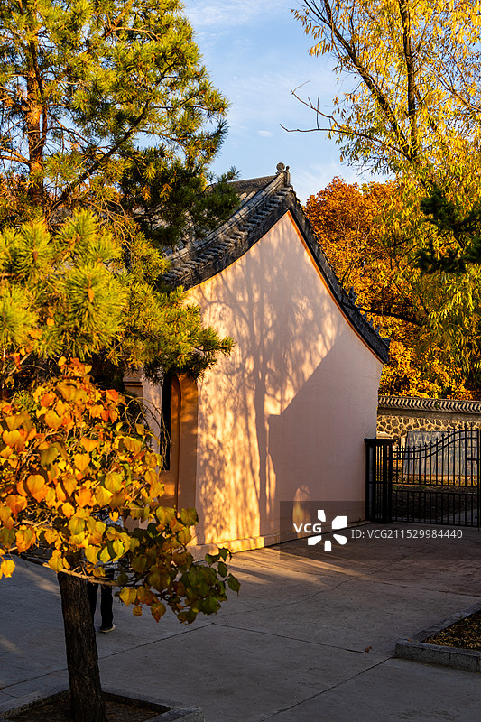 深秋时节药泉山风景区的钟灵寺图片素材