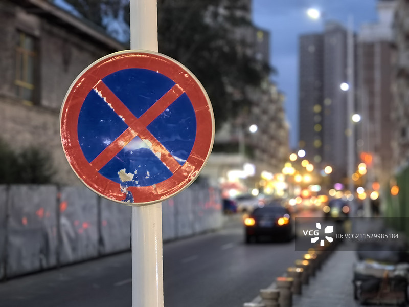 繁华街道上单行道上的禁行标志图片素材