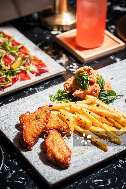 桌上美食西餐的特写镜头图片素材