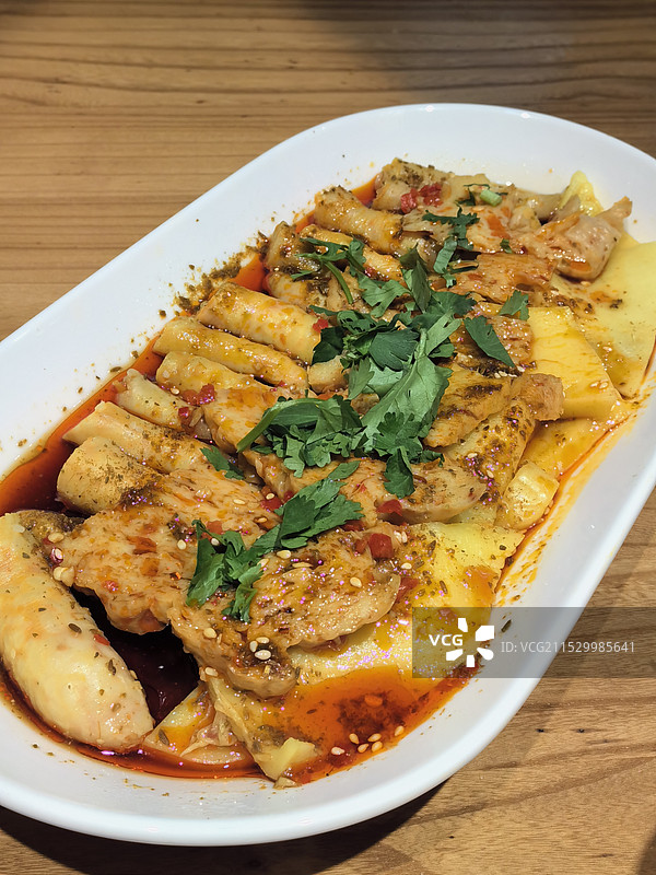 装在白色盘子里的新疆特色美食米肠子面肺子图片素材