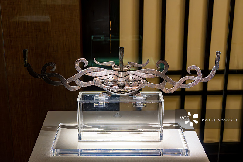 双面兽首鎏金铜顶饰图片素材