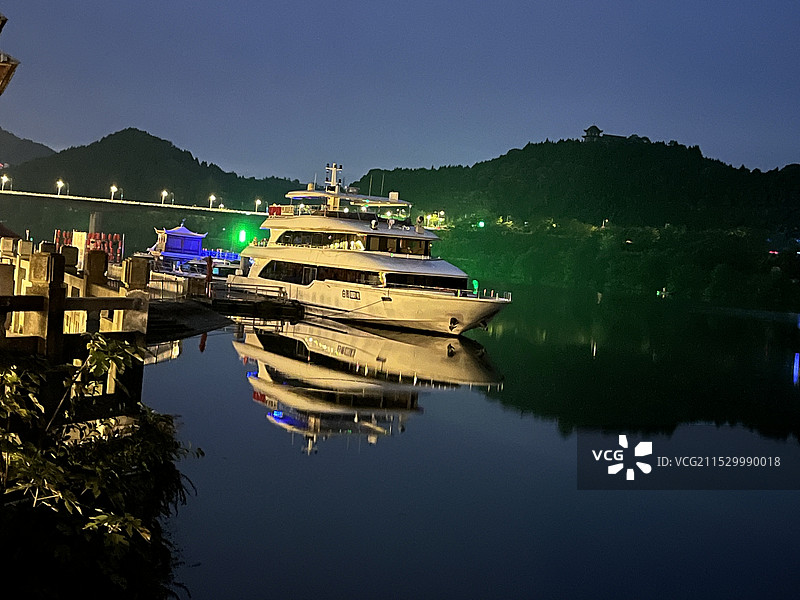篮调时段嘉陵江边的游轮图片素材