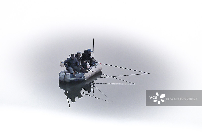 一只橡皮艇，三个男人并排坐着，手持鱼竿，悠闲的享受海河日出的时光图片素材