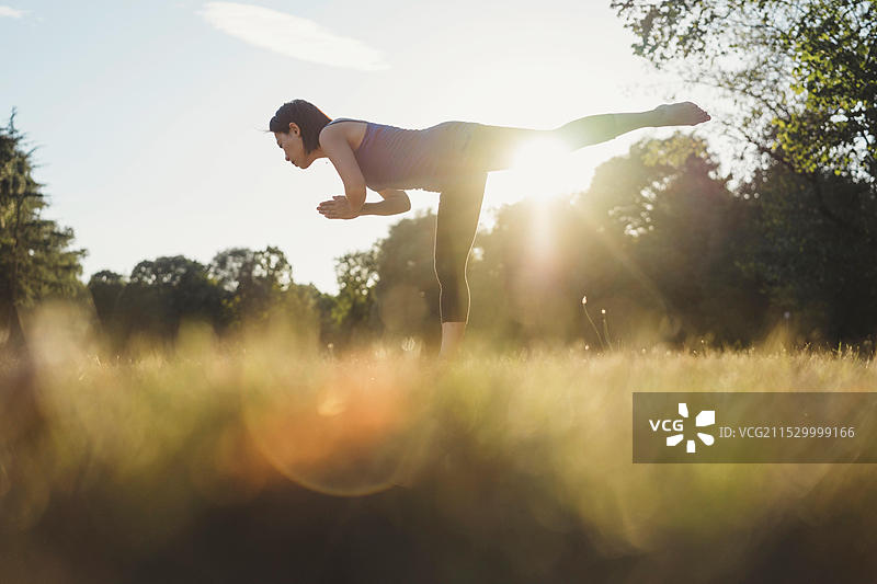 A woman practicing yoga图片素材