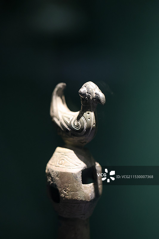 国家博物馆 凤凰故国—青铜时代曾楚艺术展 两周之际 鸟形首青铜筒帽图片素材