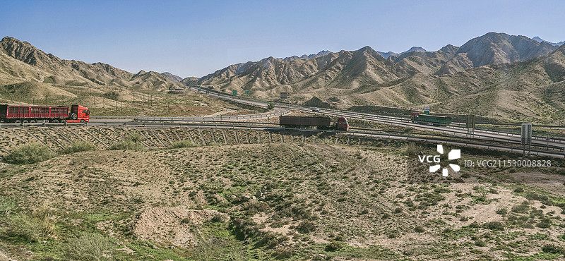 西北高原上的高速公路图片素材
