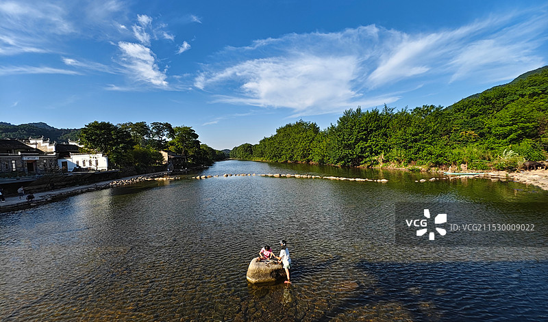 《最喜小儿无赖——江东漓古村的湖光山色及开心人们》图片素材