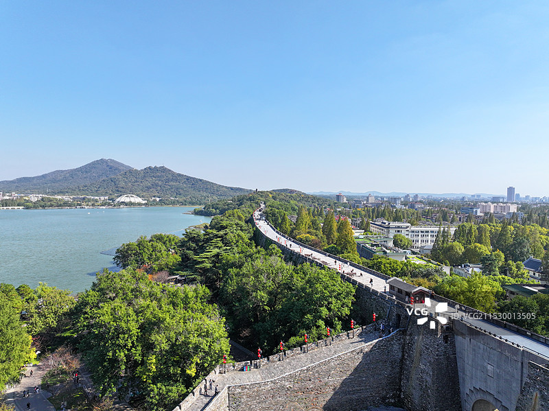 航拍中国江苏南京明城墙和玄武湖景区及紫金山图片素材