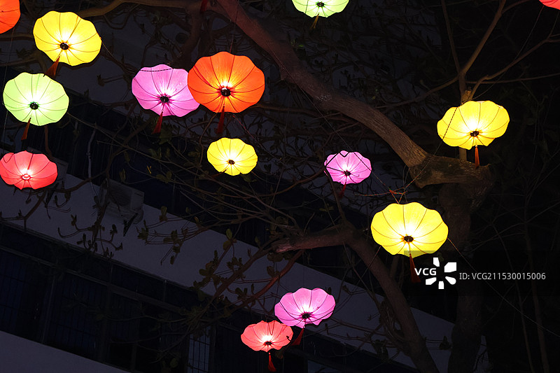 海南海口府城文庄路琼台福地元宵节换花节张灯结彩明灯三千花开满城灯笼图片素材