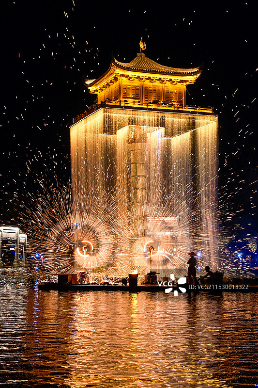 婺女洲非遗打铁花表演开场秀图片素材