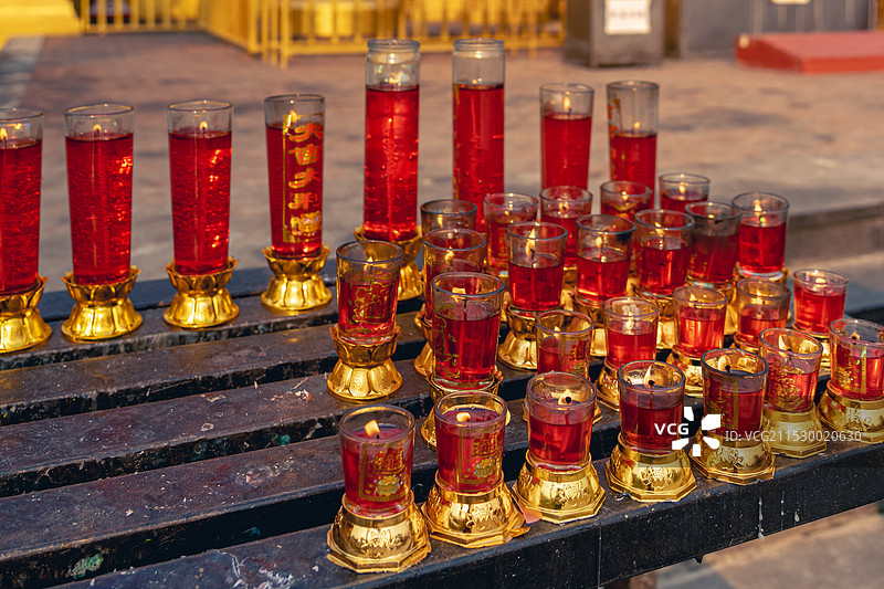 总佛寺供奉蜡烛图片素材