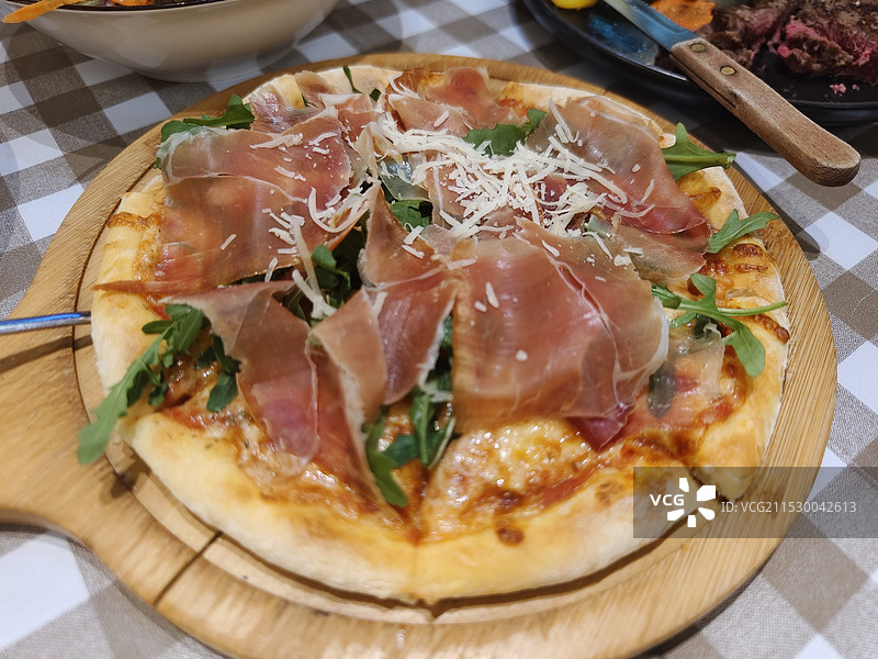 传统意大利熏肉披萨图片素材