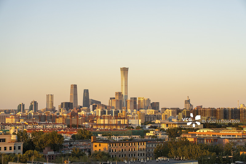 黄昏日落时分橙色的北京高楼和高层住宅城市天际线风光图片素材