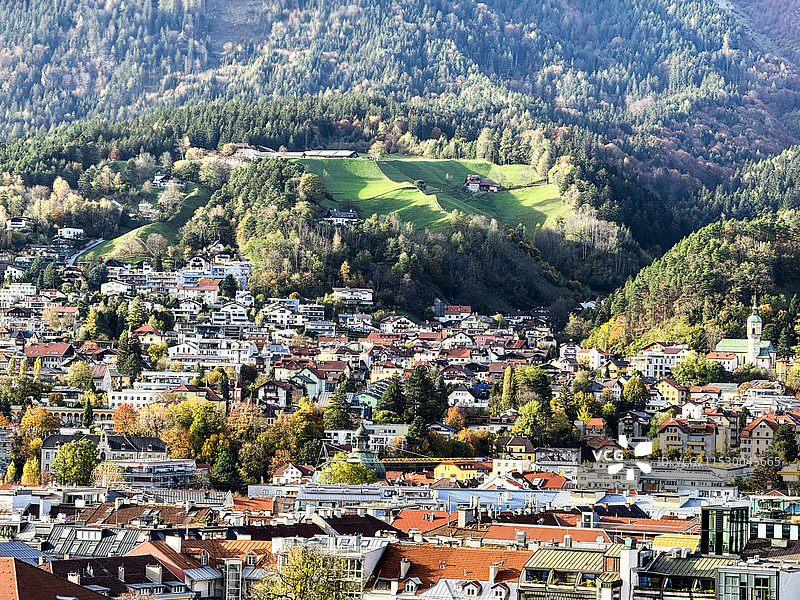 阿尔卑斯山脉中的小城因斯布鲁克图片素材