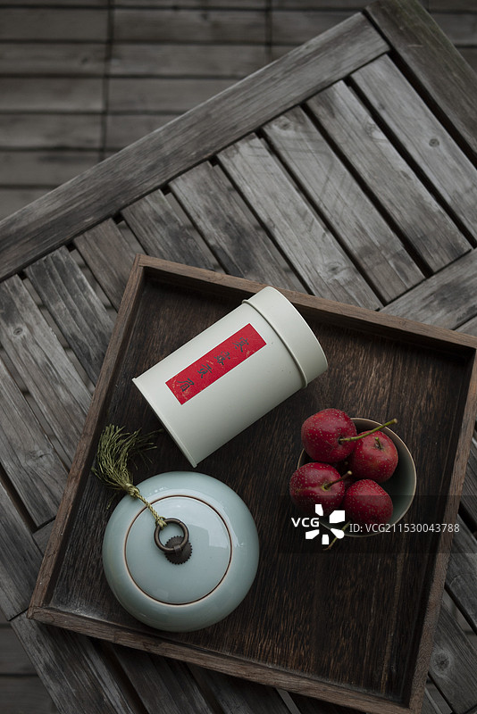 茶叶与山楂放在盘子里图片素材