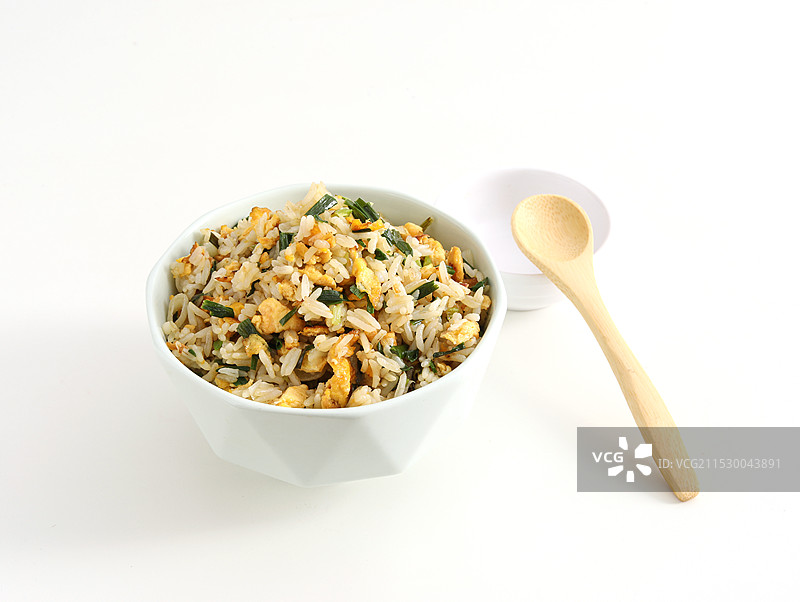 白色桌面上的餐饮美食鸡蛋炒饭图片素材