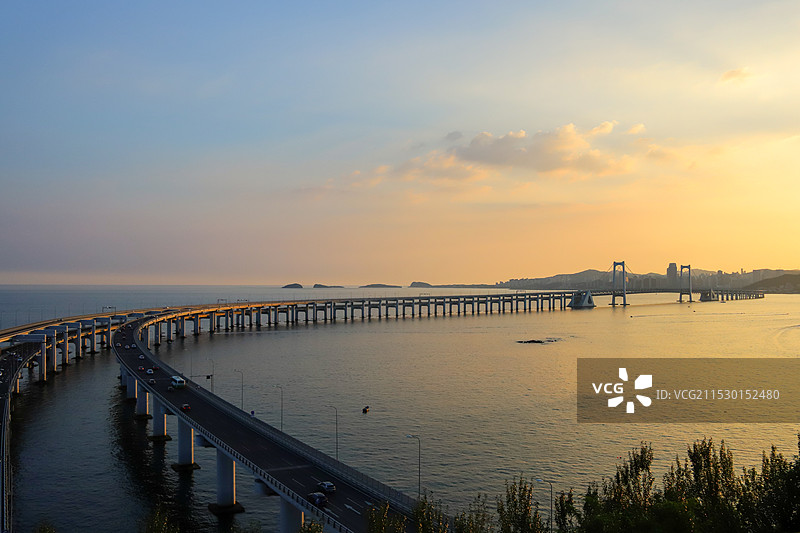 大连星海湾大桥｜钢铁森林中的海上日落图片素材