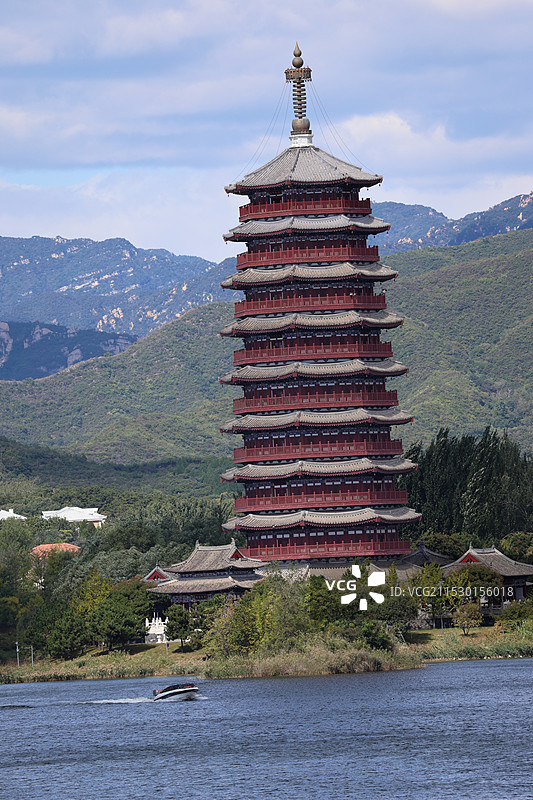 矗立湖畔的雁栖塔图片素材