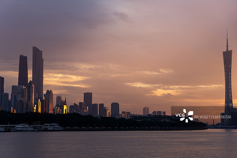 日落时的城市建筑景观图片素材