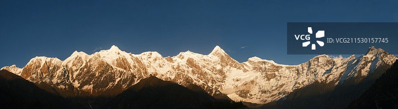 南迦巴瓦日照金山图片素材