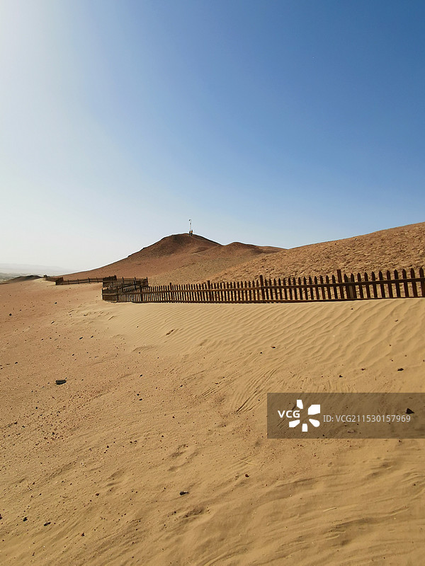 荒凉的大西北阳关和石油小镇图片素材