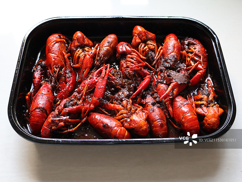 白色背景下容器中虾的高角度视图图片素材