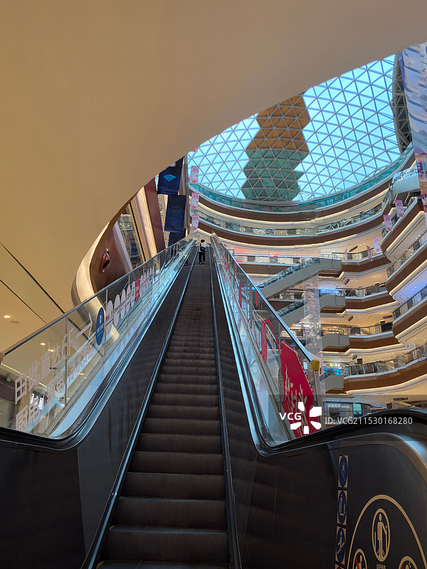 现代建筑内部电梯图片素材