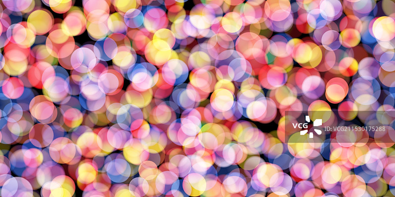 黑色背景上的黄色、粉色和紫色亮片，呈现霓虹效果图片素材