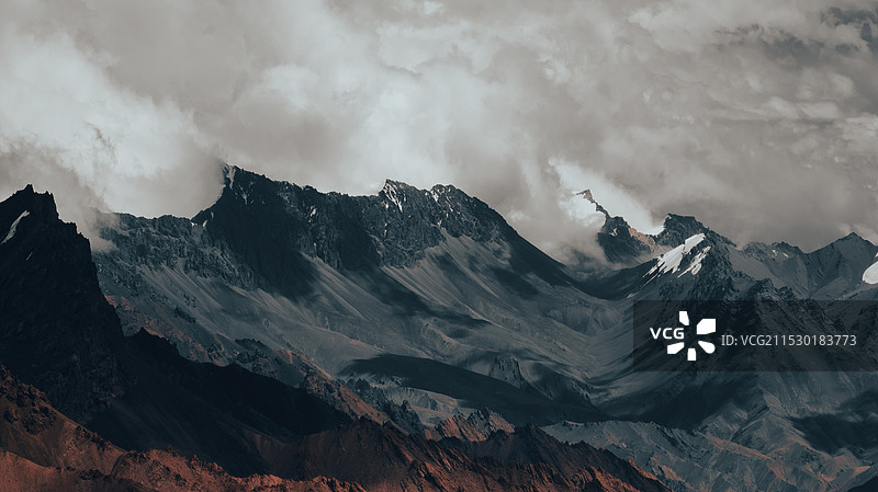 阿里喀什地区雪山 新疆红土达板图片素材