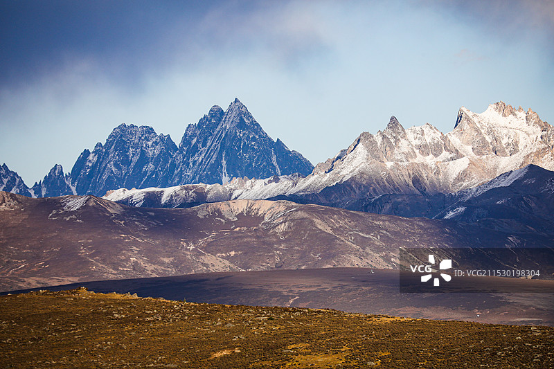 落日时分的鱼子西贡嘎、雅拉雪山群图片素材