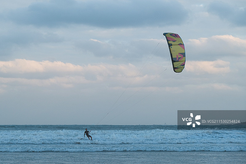 福州平潭岛在海上正在风筝冲浪玩滑翔伞的人图片素材