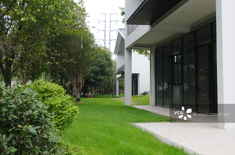 杭州拱墅区上塘河畔绿色草坪及白墙建筑图片素材