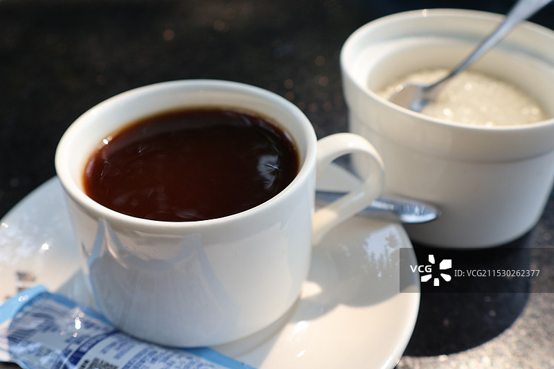 阳光下的海南澄迈福山咖啡和白糖图片素材