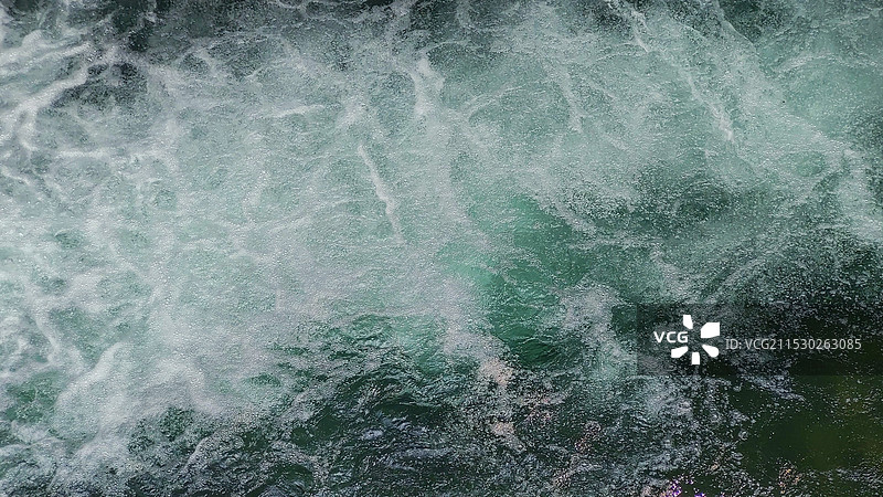 山间小溪的碧绿水花图片素材