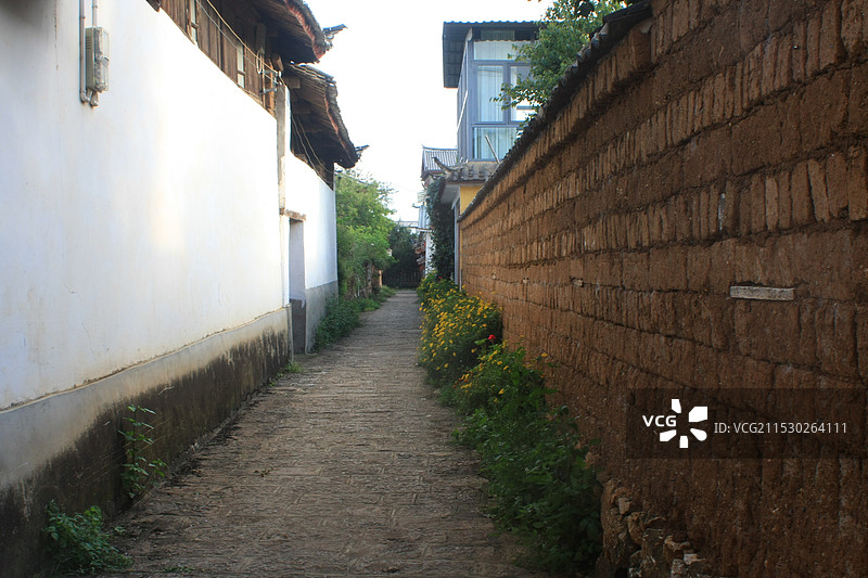 传统民居建筑物中的白墙和砖墙空巷图片素材
