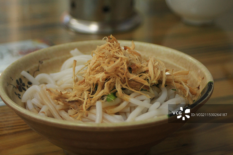 桌上鸡丝凉拌粉的特写镜头图片素材