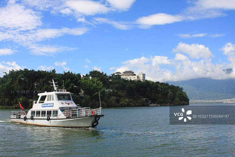 大理洱海在南诏风情岛背景下的游艇特写图片素材