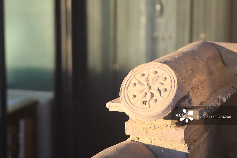 传统瓦当在阳光下的特写图片素材