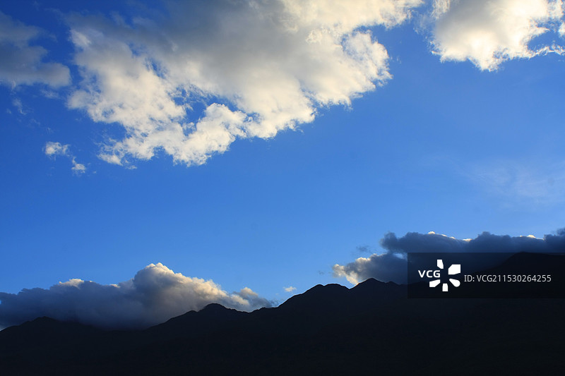 背靠天空的剪影山景图片素材