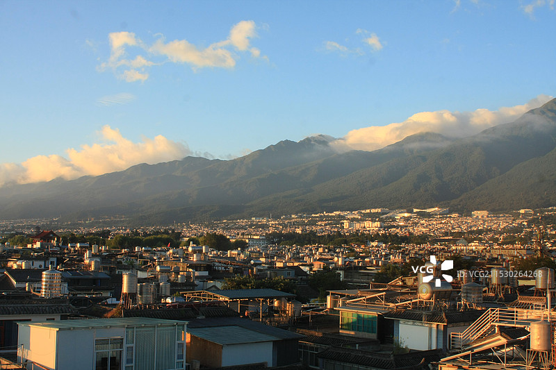大理古城日出时的苍山背景下的城市景观鸟瞰图图片素材