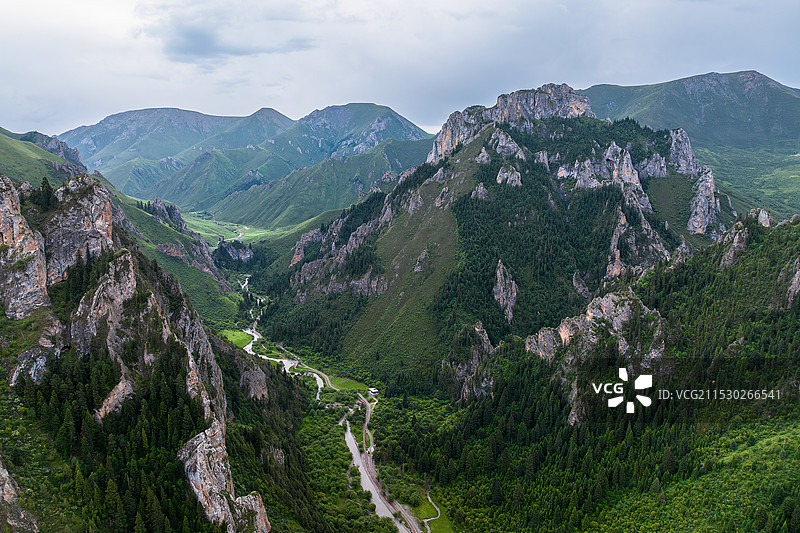 甘肃甘南则岔石林，草原图片素材
