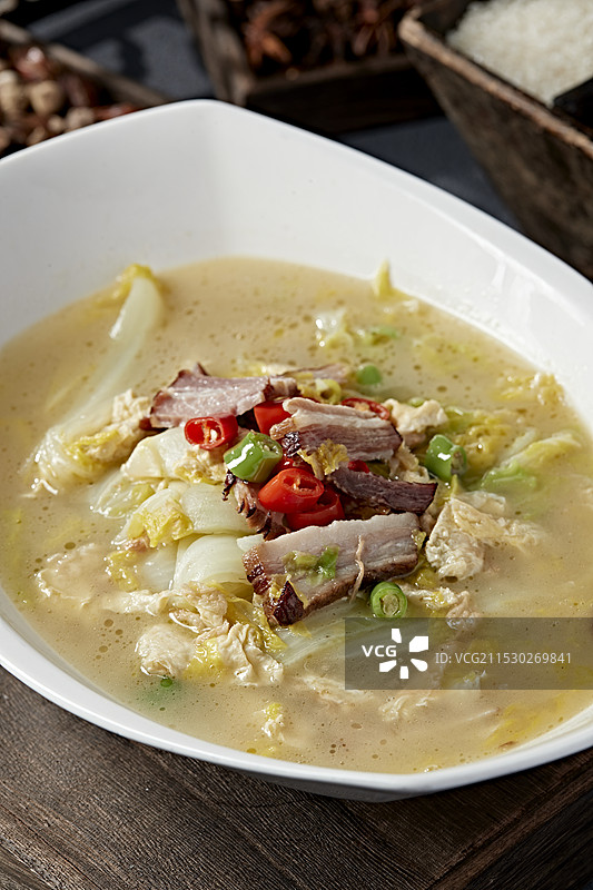 浓汤芙蓉蛋米椒腊肉炖娃娃菜图片素材