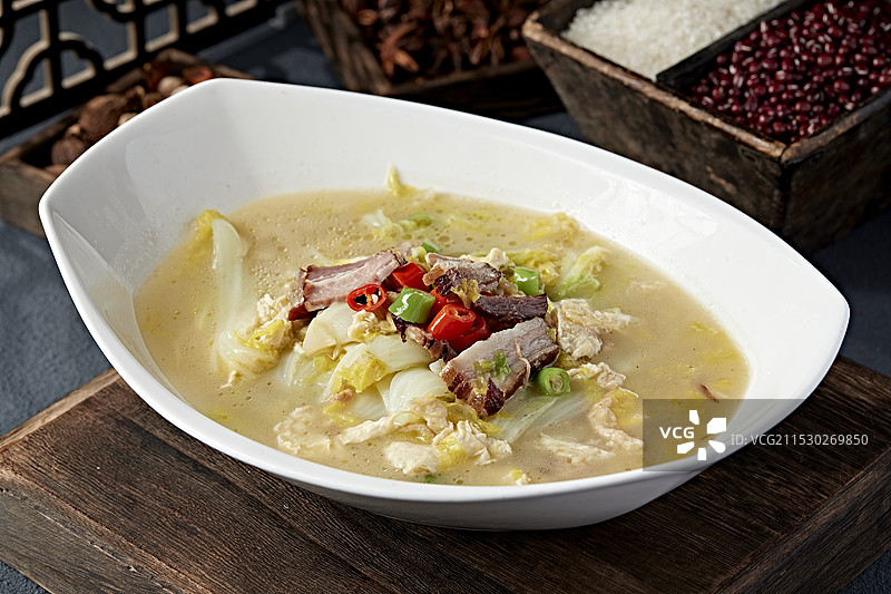 浓汤芙蓉蛋米椒腊肉炖娃娃菜图片素材