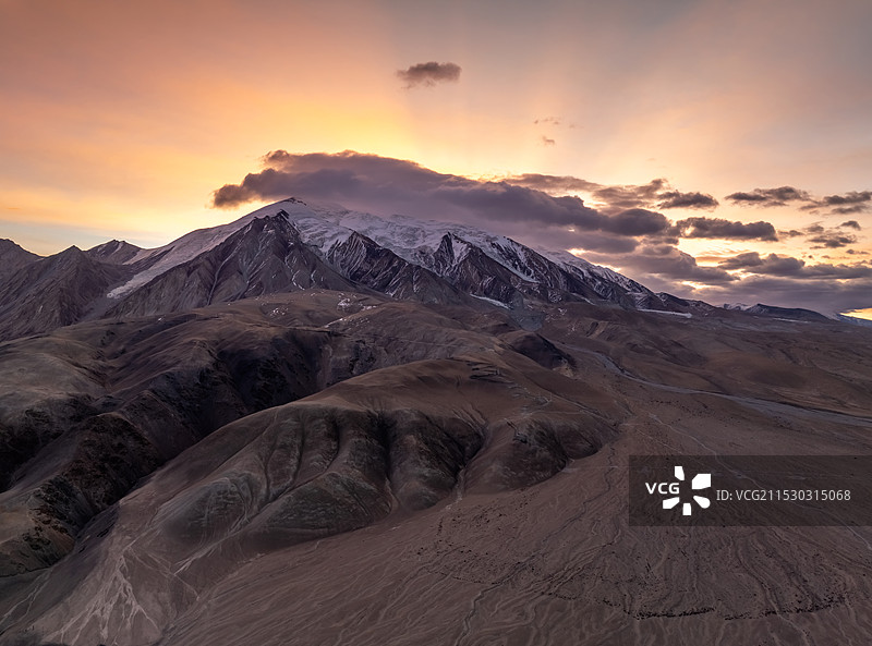 喀什中巴友谊公路上的雪山风景图片素材