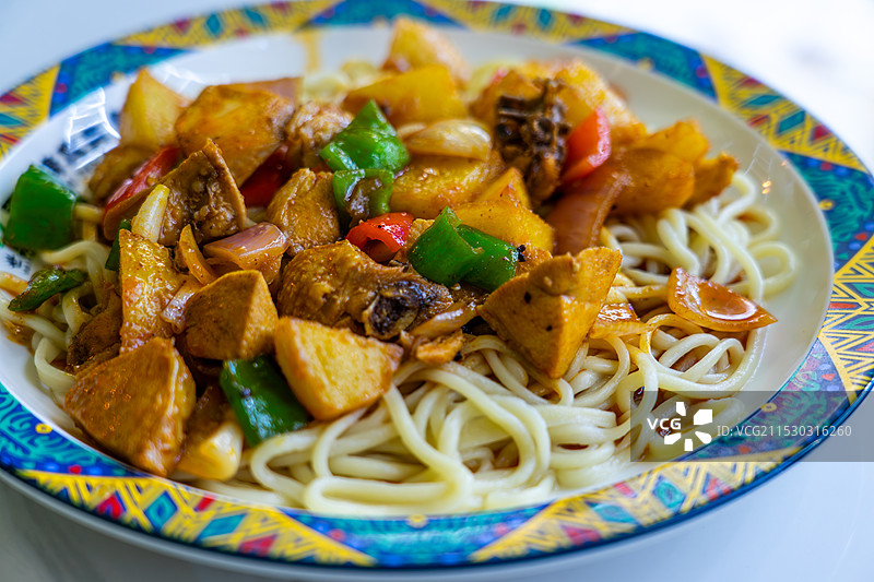 新疆大盘鸡拌面，面条，鸡块土豆拌面图片素材