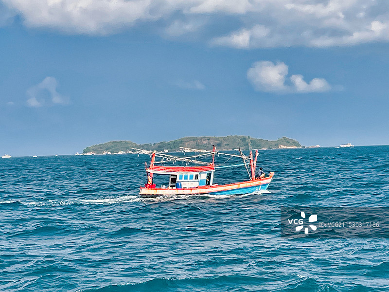 一只海上彩色小船图片素材