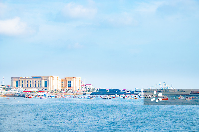 青岛海湾上停靠的船舶和对岸的德式建筑红色屋顶清新明亮的海景图片素材