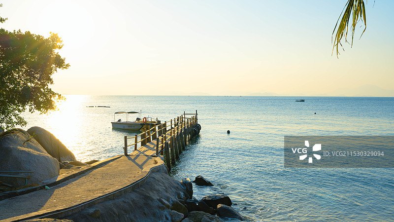 中国广东省深圳市龙岗区大鹏南澳鹅公湾海滩日落美景！图片素材