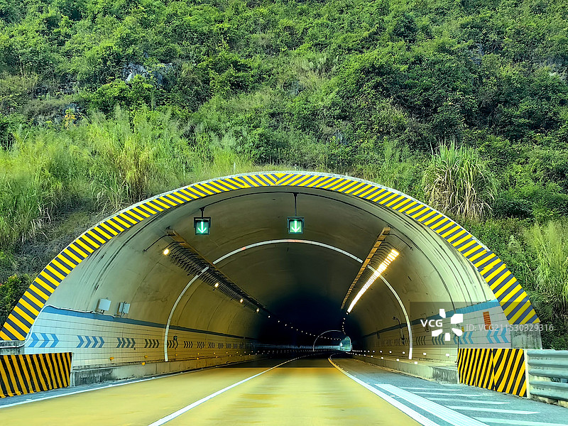 高速公路上的隧道入口图片素材